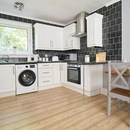 1 Bdr By Caledonia Luxe Short Lets & Serviced *