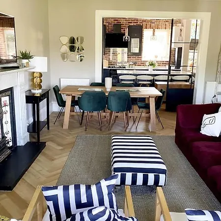 Stunning 3 Bedroom Victorian Near Pollok Country Park Apartament