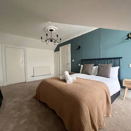 Spacious 3 Bedroom In - Free Parking *