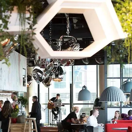 Radisson Red Hotel, Hotel