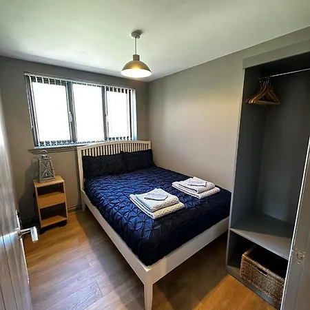 Lejlighed Spacious 3-bedroom On Country Estate Near - Sleeps 6