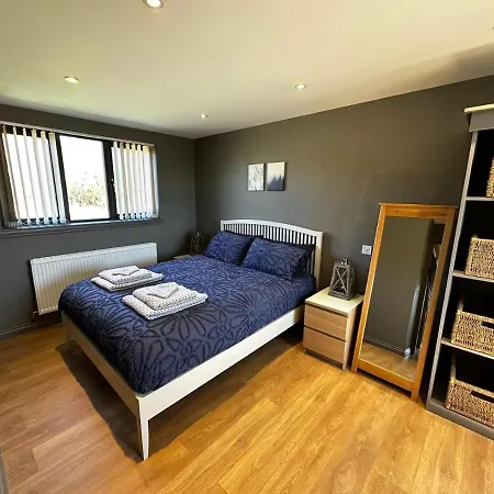 Lejlighed Spacious 3-bedroom On Country Estate Near - Sleeps 6