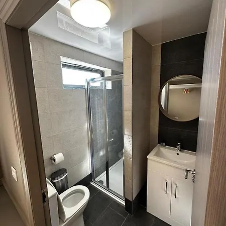 Spacious 3-bedroom On Country Estate Near - Sleeps 6 Lejlighed