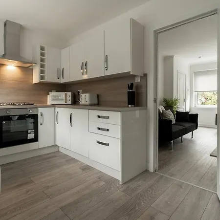 2 Bdr House By Caledonia Luxe Short Lets & Serviced Semesterbostad