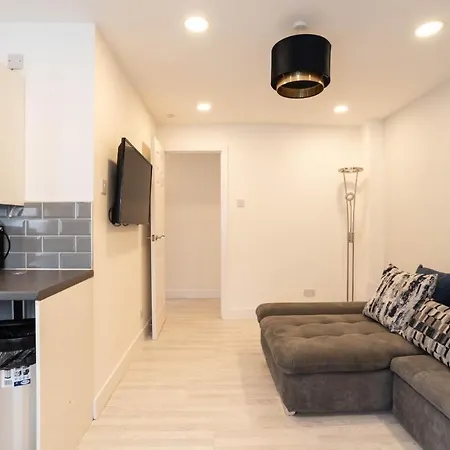 City, West End, Private Parking Apartamento