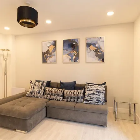 City, West End, Private Parking Apartamento