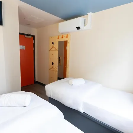 Easyhotel 2*