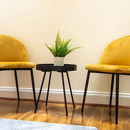 Stunning 5 Bedroom Apt, Close To Centre, Sec, Hydro And Motorway