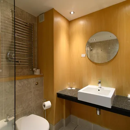 Glynhill & Near Airport Szálloda 4*