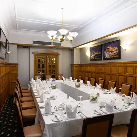 Hotel Glynhill & Near Airport