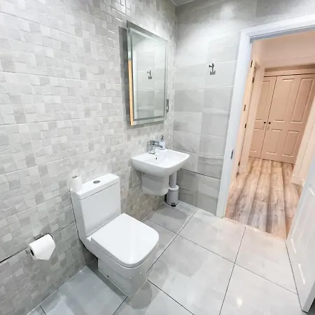 Recently Refurbished Two Bedroom Apartment, Location! Glasgow