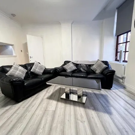 Recently Refurbished Two Bedroom Apartment, Location! Apartment *