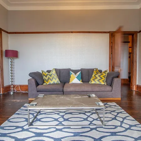 Beautiful, Traditional 2 Bed Flat W Free Parking - Pass The Keys Апартаменты *