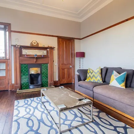 Beautiful, Traditional 2 Bed Flat W Free Parking - Pass The Keys Апартаменты *