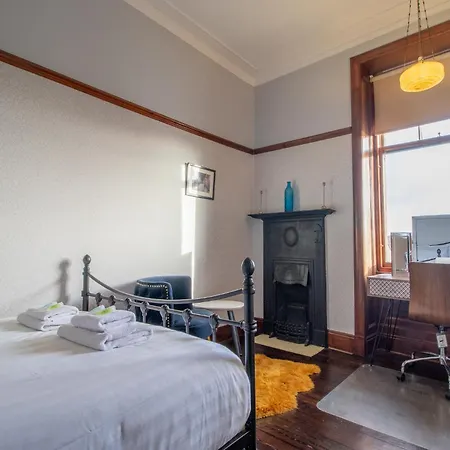 Beautiful, Traditional 2 Bed Flat W Free Parking - Pass The Keys