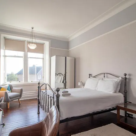 Beautiful, Traditional 2 Bed Flat W Free Parking - Pass The Keys Apartament *