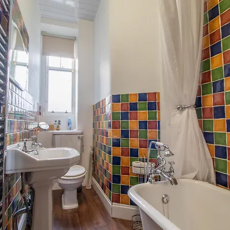 Beautiful, Traditional 2 Bed Flat W Free Parking - Pass The Keys *