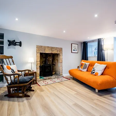 Pass The Keys 1 Bedroom Studio With A Cosy Indoor Log Fire Holiday home Glasgow