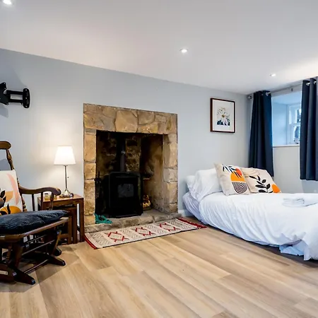 Pass The Keys 1 Bedroom Studio With A Cosy Indoor Log Fire *