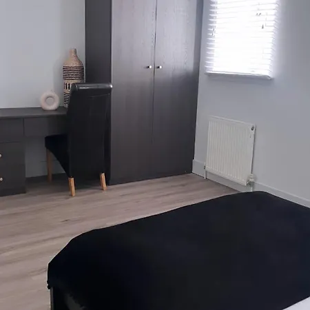 Апартаменты 3 Bedroom House Near Centre Sleeps 7 *