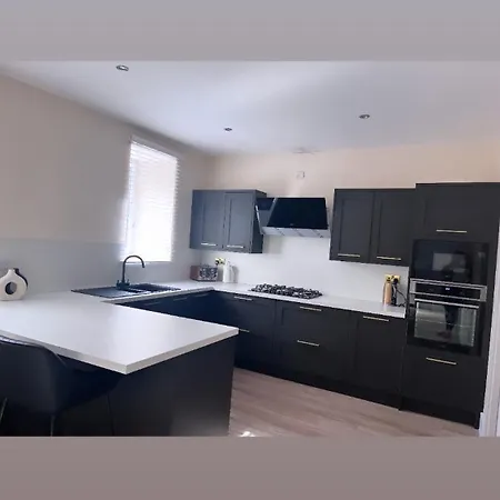 Апартаменты 3 Bedroom House Near Centre Sleeps 7 *