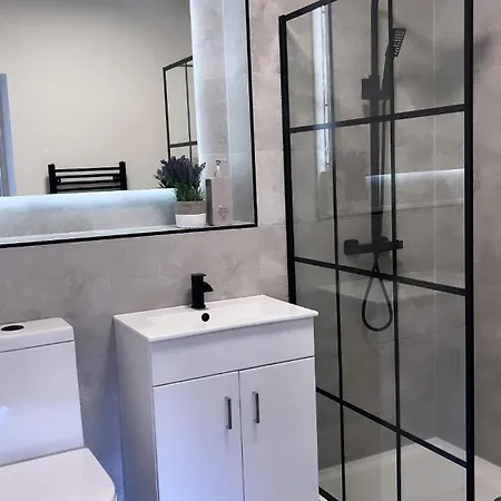 شقة 3 Bedroom House Near Centre Sleeps 7