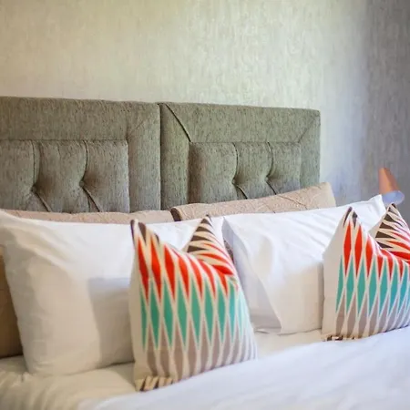 Beautiful West End Flat With Private Parking * グラスゴー