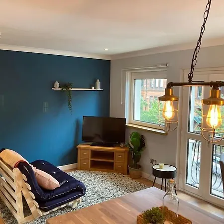 Rustic Floor West End Pad With Balcony, Parking Next To Byers Road, Aston Lane, Uni * Glasgow