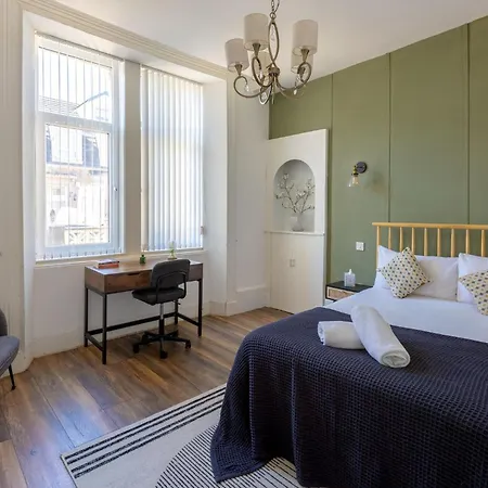 Spacious 3 Bedroom In - Free Parking Glasgow