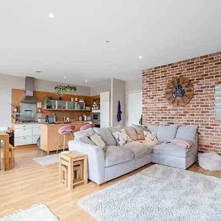 Apartment Luxury Huge Modern Open Plan 2bedroom Flat - Free Private Parking & Balcony Located At The Ovo Hydro And Sec Centre