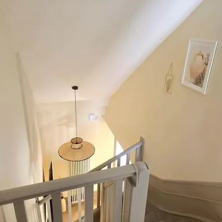Newly Renovated Gem - Free Parking & Modern Comfort Vakantiehuis *