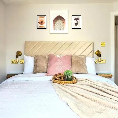 Newly Renovated Gem - Free Parking & Modern Comfort Vakantiehuis