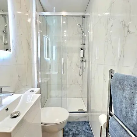 Vakantiehuis Newly Renovated Gem - Free Parking & Modern Comfort *