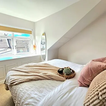 Newly Renovated Gem - Free Parking & Modern Comfort Vakantiehuis