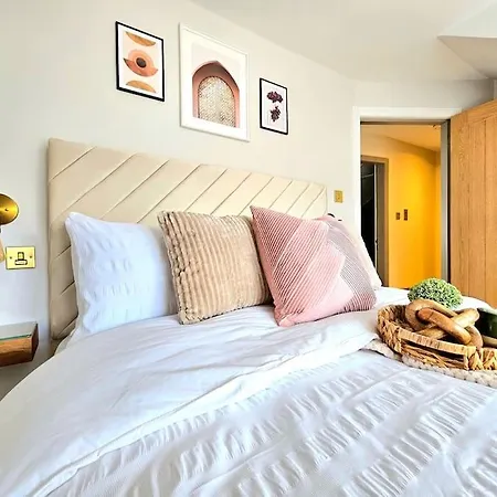 Newly Renovated Gem - Free Parking & Modern Comfort Vakantiehuis Glasgow