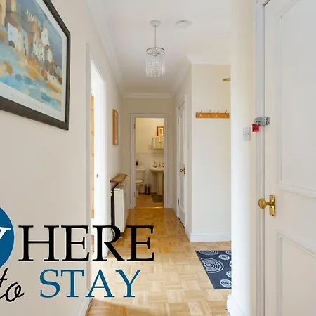 Bright 1 Bedroom Apartment-private Parking Apartmán