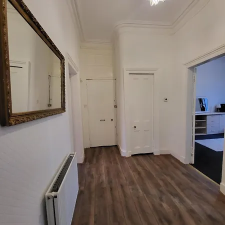 Victoria Road Apartment *