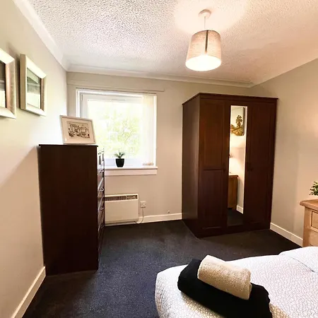 Spacious 2 Bed-flat In - Free Parking