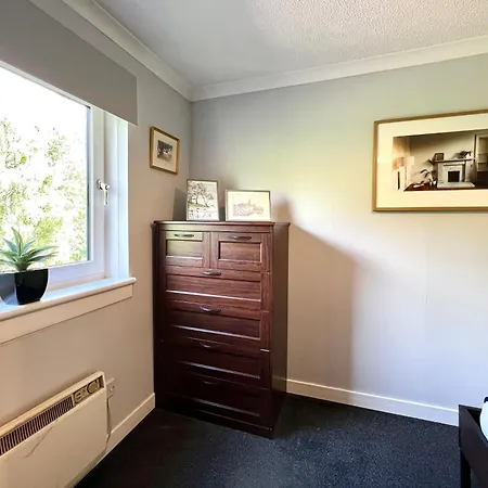 Spacious 2 Bed-flat In - Free Parking *