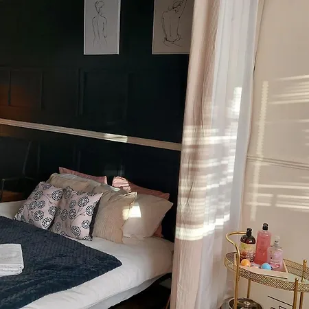 Luxurious With A Private Bathtub And Shared Toilet And Kitchen 10mins From Centre *