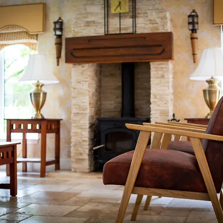 Stunning 4-bedroom With Hot Tub & Sauna Near Loch Lomond וילה