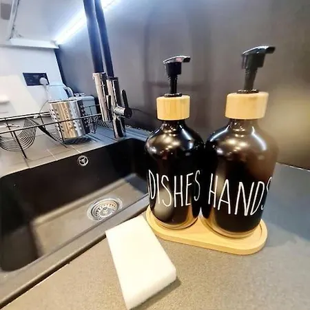 Lovely House With Back Garden - Private Driveway