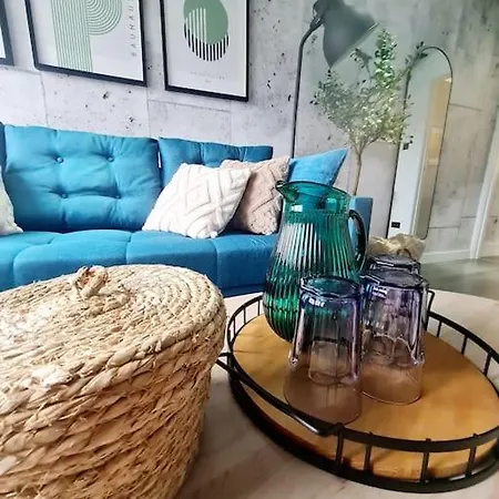 Lovely House With Back Garden - Private Driveway Holiday home Glasgow