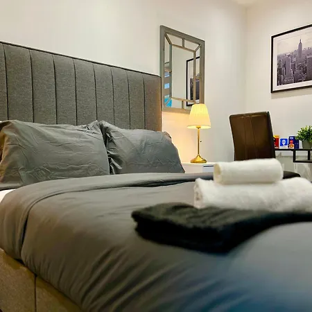 Ubytování v soukromí Private Bedroom - Modern Flat - West End *