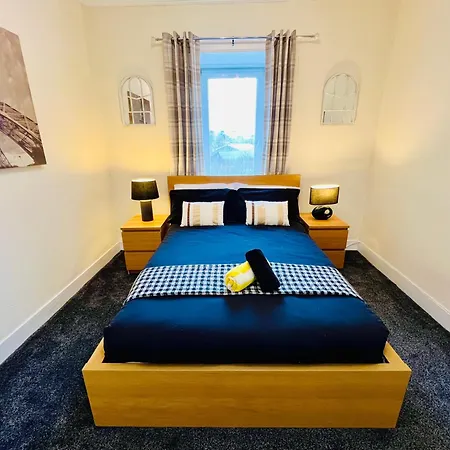 Cozy 2 Bed Just Minutes From Airport Apartamento *