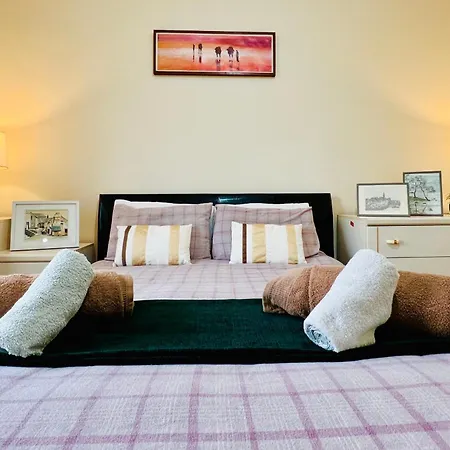 Cozy 2 Bed Just Minutes From Airport *