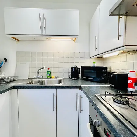 Cozy 2 Bed Just Minutes From Airport Apartamento *