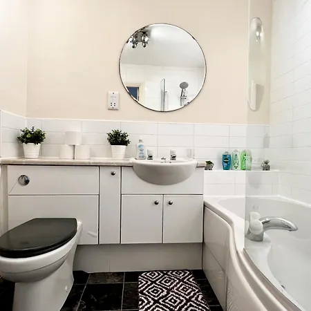 Stylish Modern Flat With Juliet Balcony & Parking 公寓