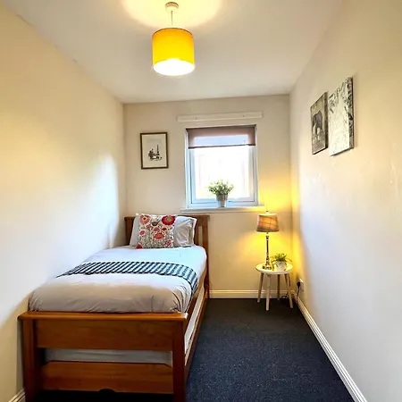Stylish Modern Flat With Juliet Balcony & Parking 公寓
