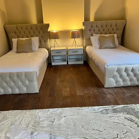 3 Bed - Sleeps 7 - Free Parking - Location